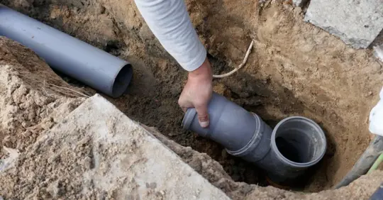 Laying and installation of a sewer pipe